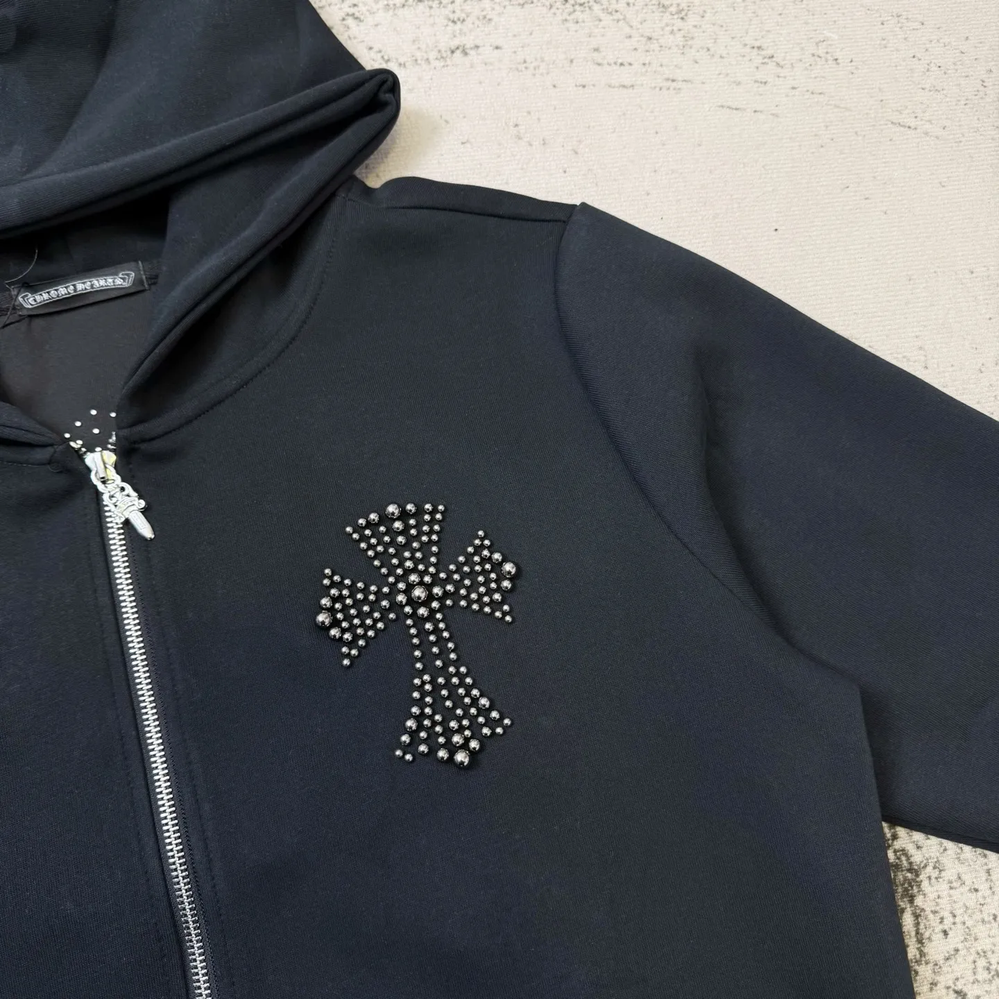 P340 Chrome Heart Cross Steel Cannon Bead Hooded Jacket ChromeHearts counter same style Hat thousands of needles embroidered letters Original custom hardware zippers The details are restored in place Very textured on the handle Three-dimensional and atmospheric Versatile and easy to wear in autumn Simple and elegant Adopt the os version The upper body effect is very good Suitable for all body types Soft and comfortable Back panel CH Sanskrit embroidered letters ➕ Back panel Horseshoe Cross Cannon Beads Pocket CH Steel Beads for finishing touches Machine washable, does not fade, does not deform Complete accessories, original mold opening, perfect restoration of zp 2:1, same style for men and women, versatile and not picky, size s m l xl color black gray